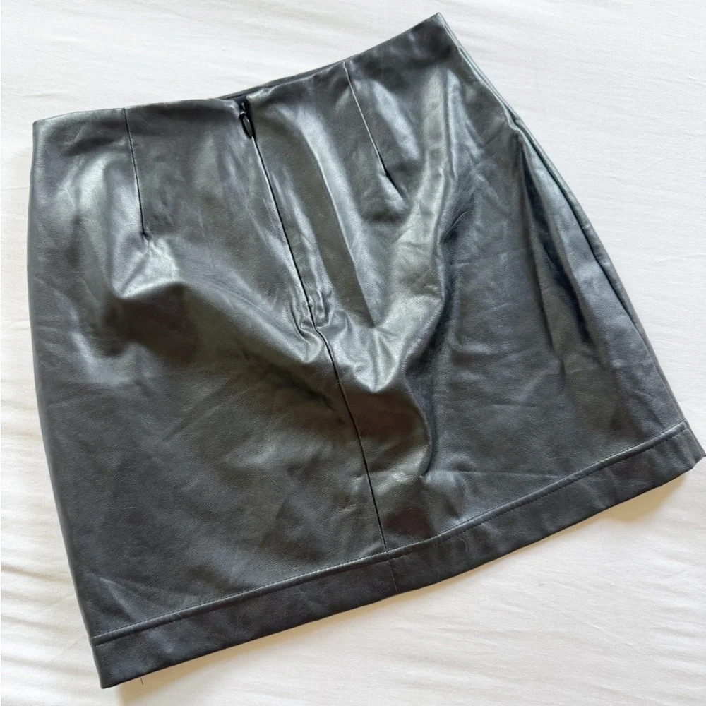 Wilfred Free Aritzia Medium Faux Leather Skirt Black Vegan Size 00 (J)